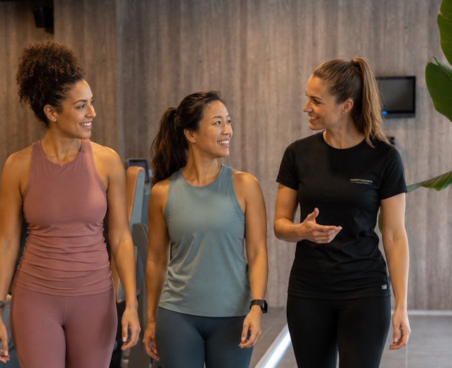 Drie vrouwen tijdens hun eerste sessie bij Happy Bodies