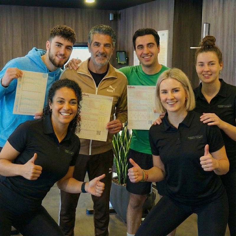 Leden laten trots hun resultaten zien met hun coaches