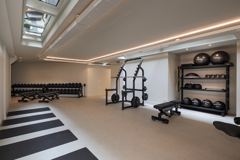 Vrije trainingszone met halters en rack in Happy Bodies Bussum