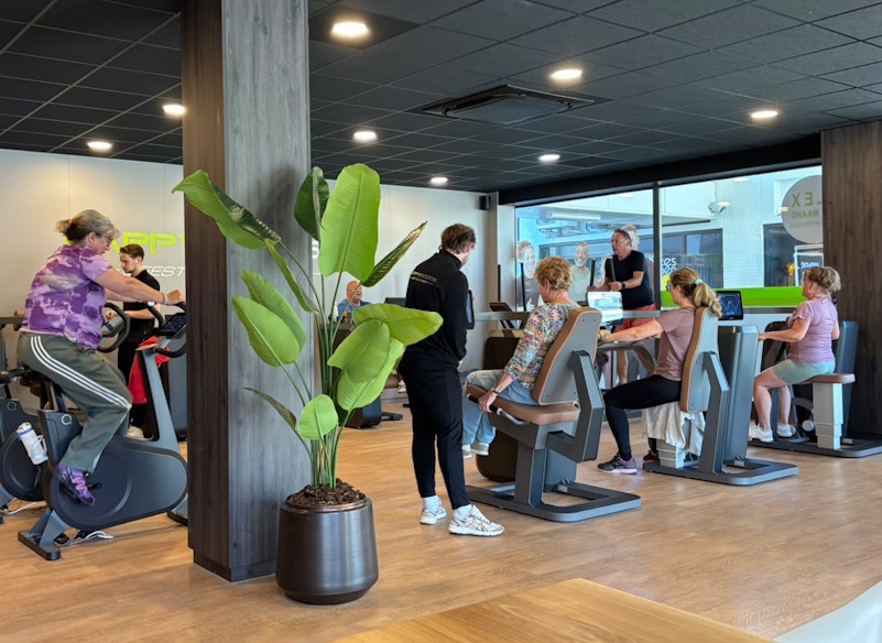 Leden trainen op de toestellen in Happy Bodies Nieuwegein